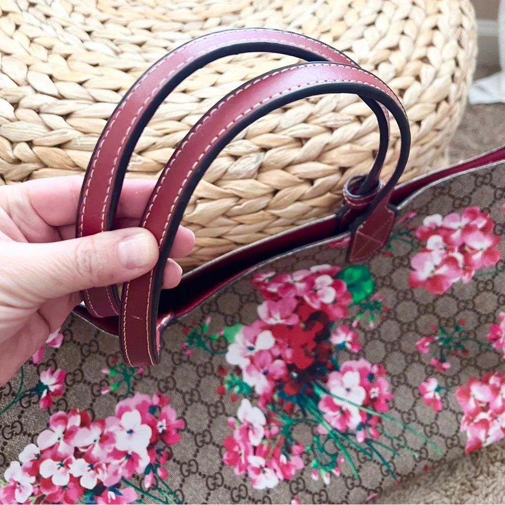 Bloom floral monogram logo reversible high fashion tote bag - Picture 3 of 5